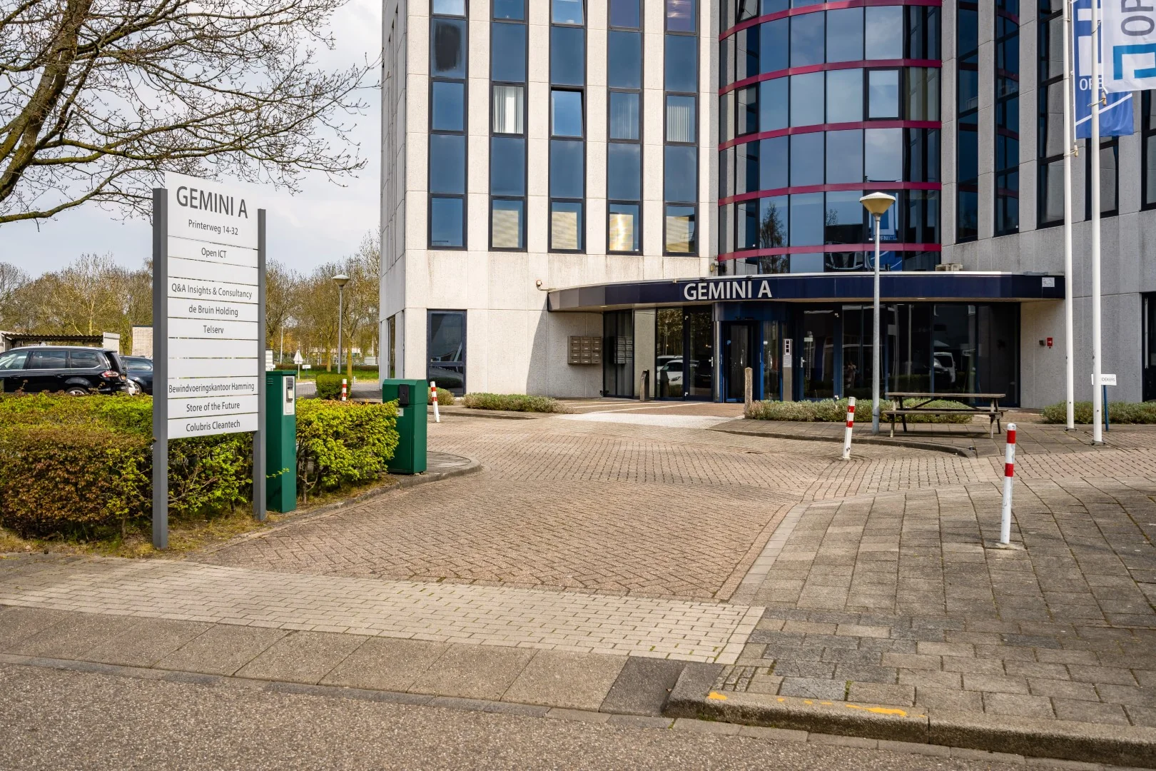Kantoorpand Gemini A aan de Printerweg 14-32 met bedrijfsnamen zichtbaar op het bord bij de ingang.