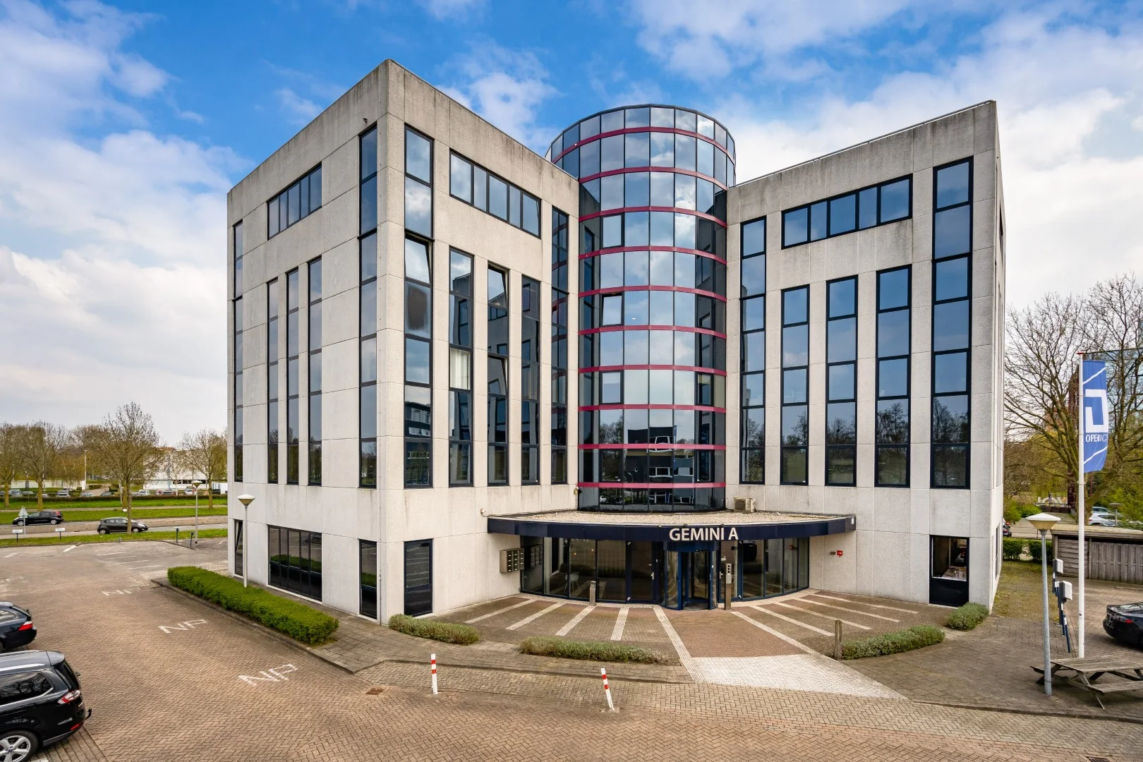 Modern kantoorgebouw Gemini A aan de Printerweg met glazen entree en parkeergelegenheid.