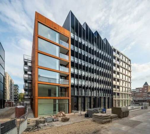 Modern appartementencomplex aan de Oostenburgermiddenstraat in aanbouw.