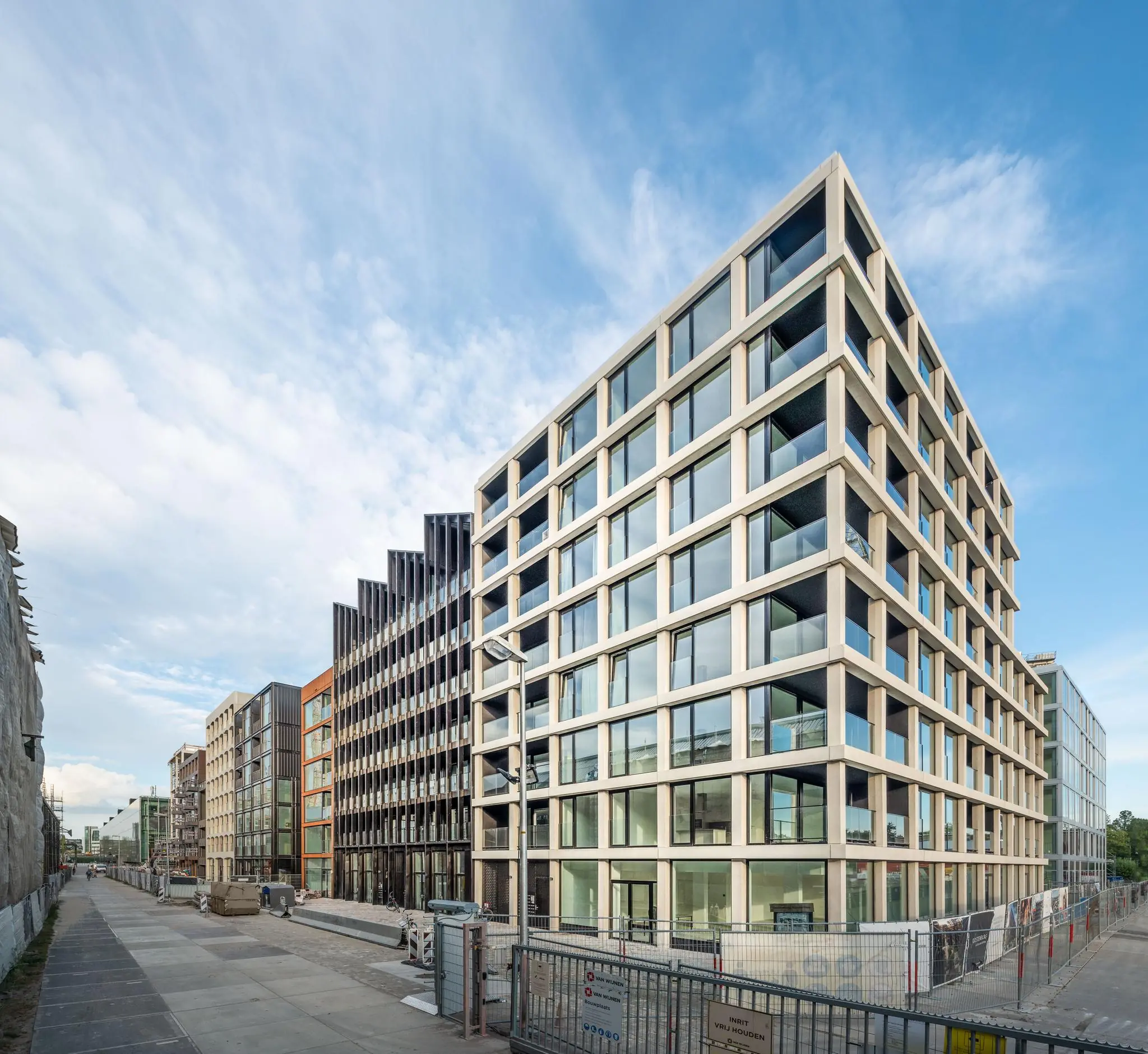 Nieuwe moderne appartementengebouwen aan de Oostenburgermiddenstraat in Amsterdam met strakke gevelarchitectuur en glazen puien.