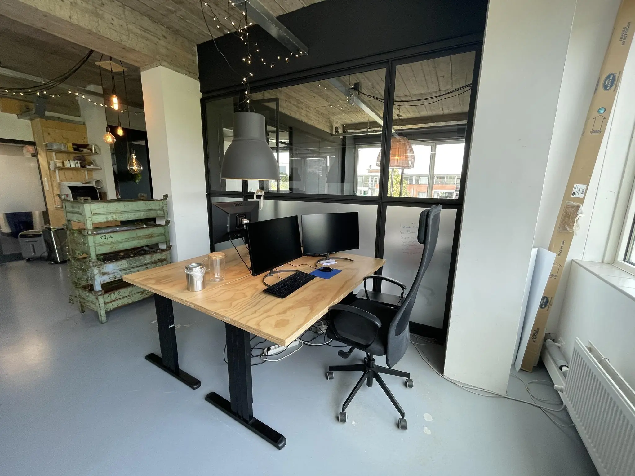 Bureau met twee monitoren en bureaustoel in een moderne kantoorruimte aan de Hengeveldstraat.