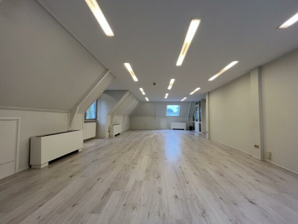 Lichte, ruime zolderverdieping met schuin plafond en kunststof vloer aan de Amersfoortsestraat.