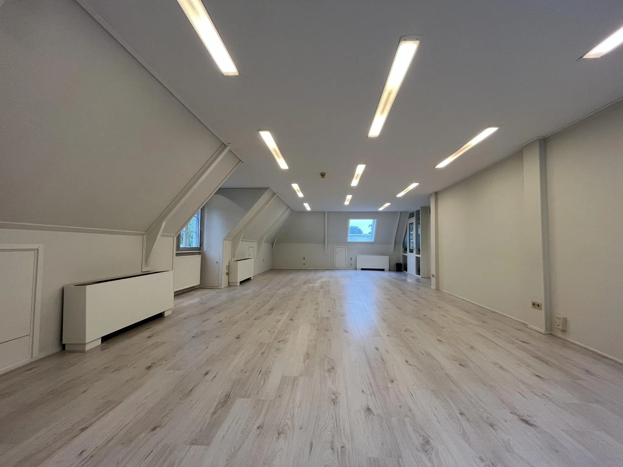 Lichte, ruime zolderverdieping met schuin plafond en kunststof vloer aan de Amersfoortsestraat.