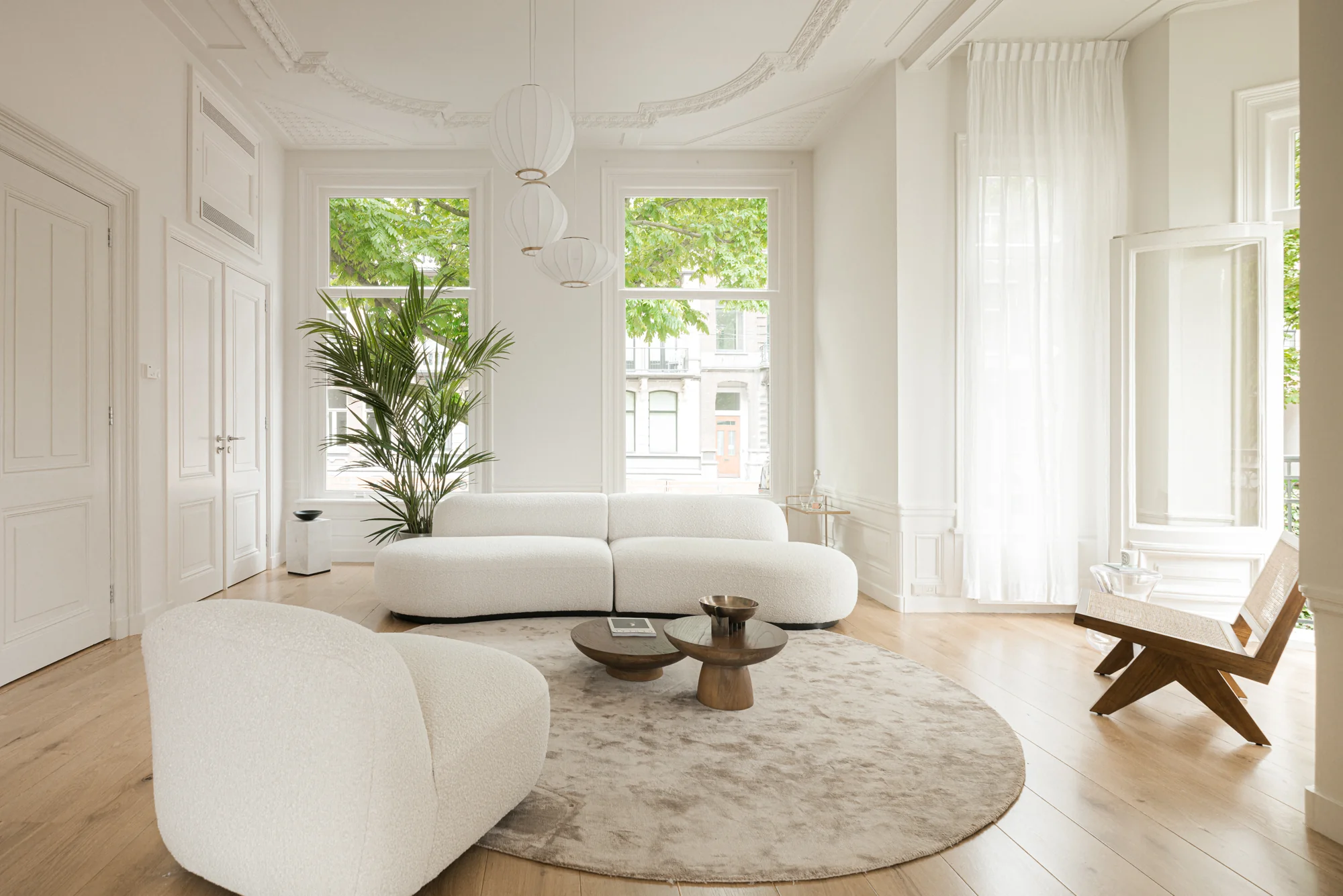 Licht en modern ingericht interieur aan de Weteringschans met witte meubels, houten vloer en grote ramen.