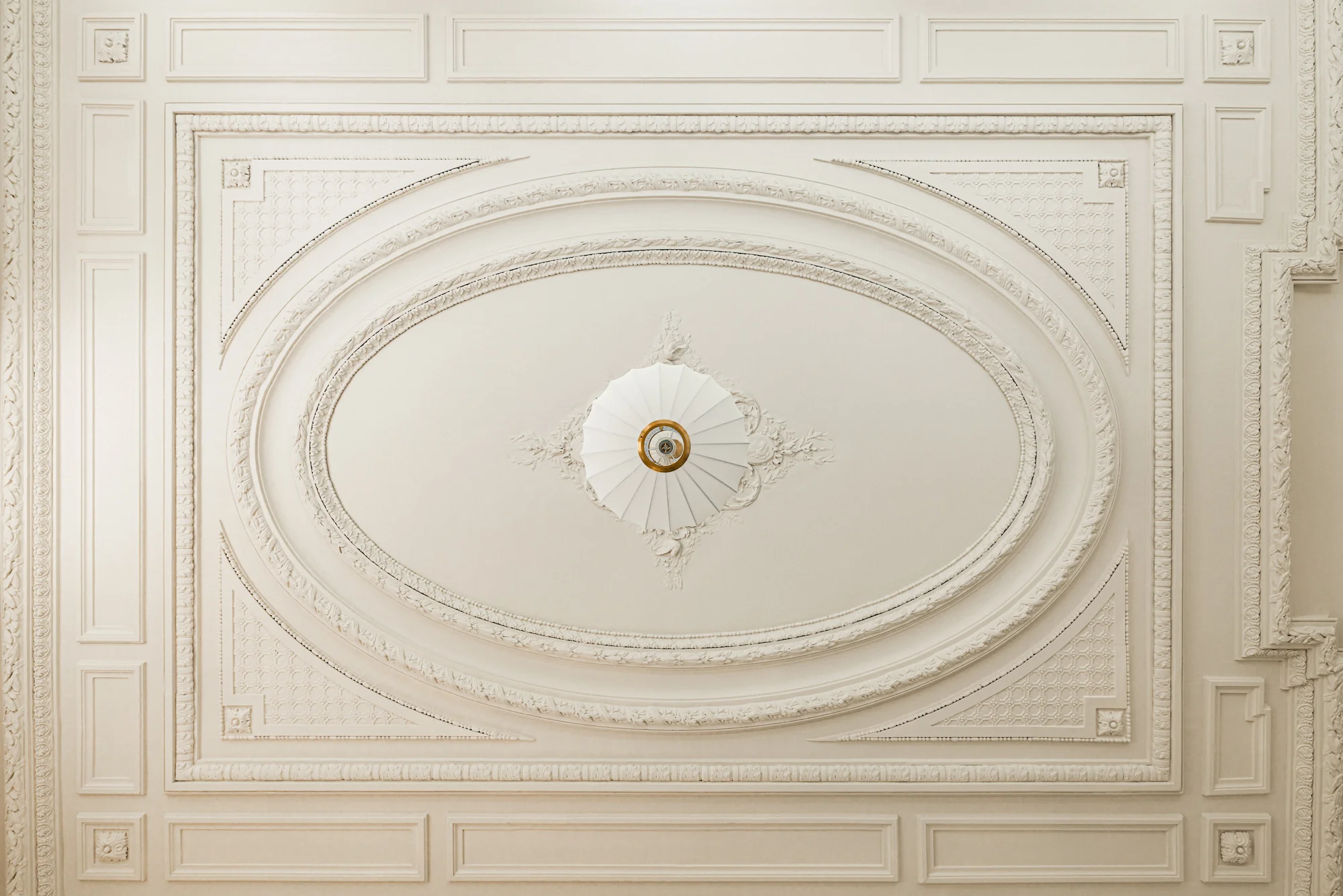 Plafond met klassieke ornamenten en een centrale plafondrozet aan de Weteringschans.
