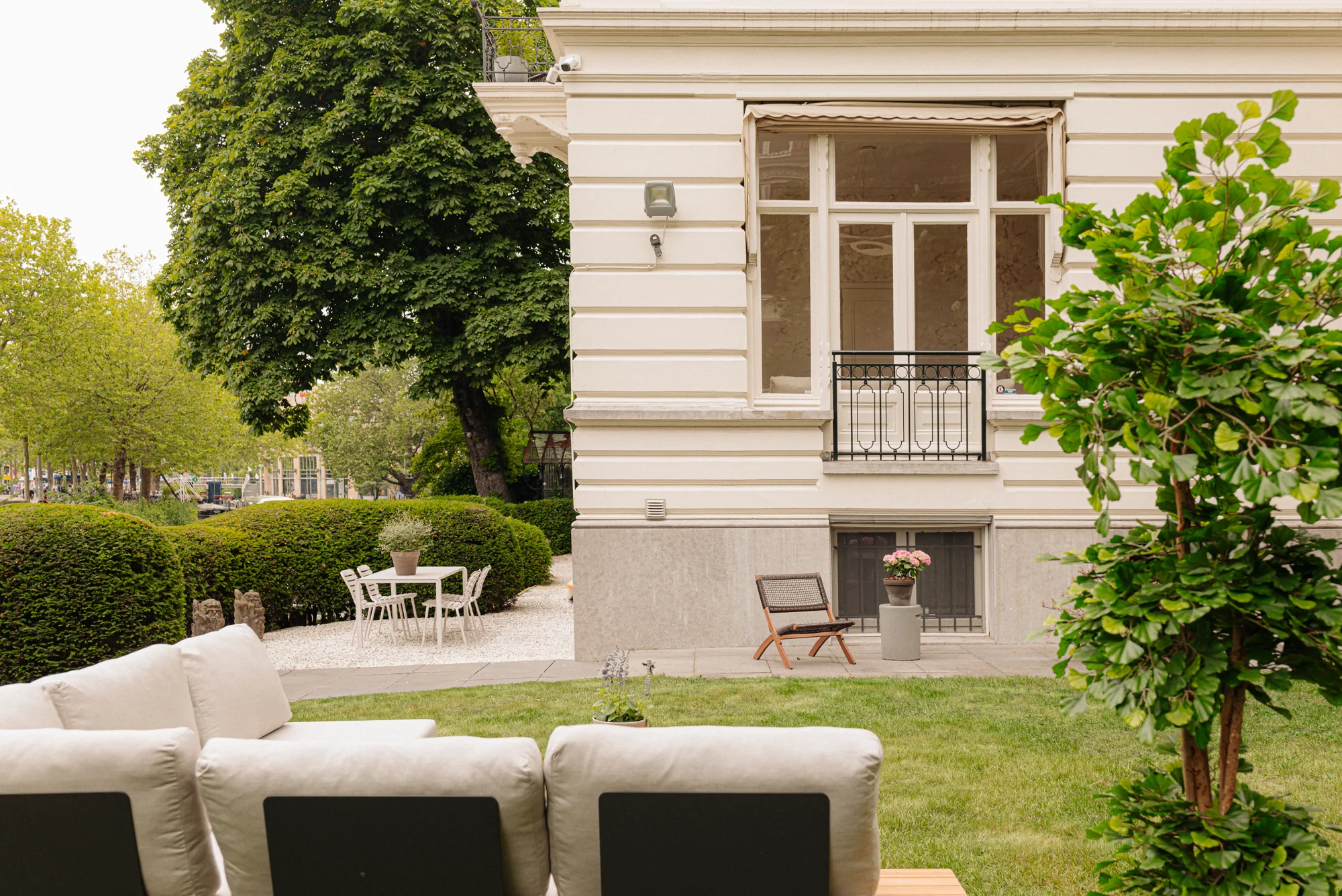 Tuin met moderne loungeset en zitjes bij een klassiek herenhuis aan de Weteringschans.