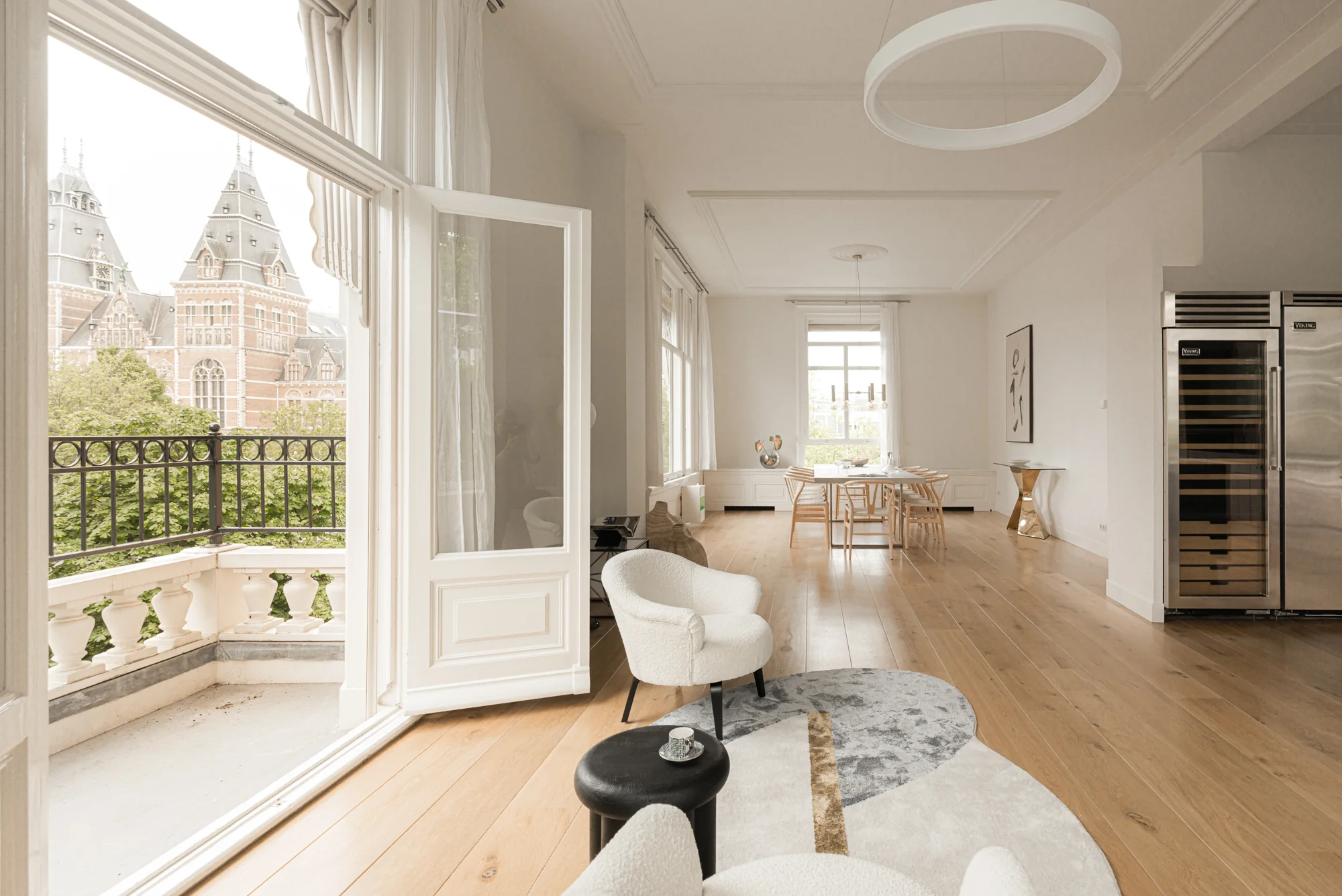 Luxe, licht appartement aan de Weteringschans met uitzicht op het Rijksmuseum vanaf het balkon.