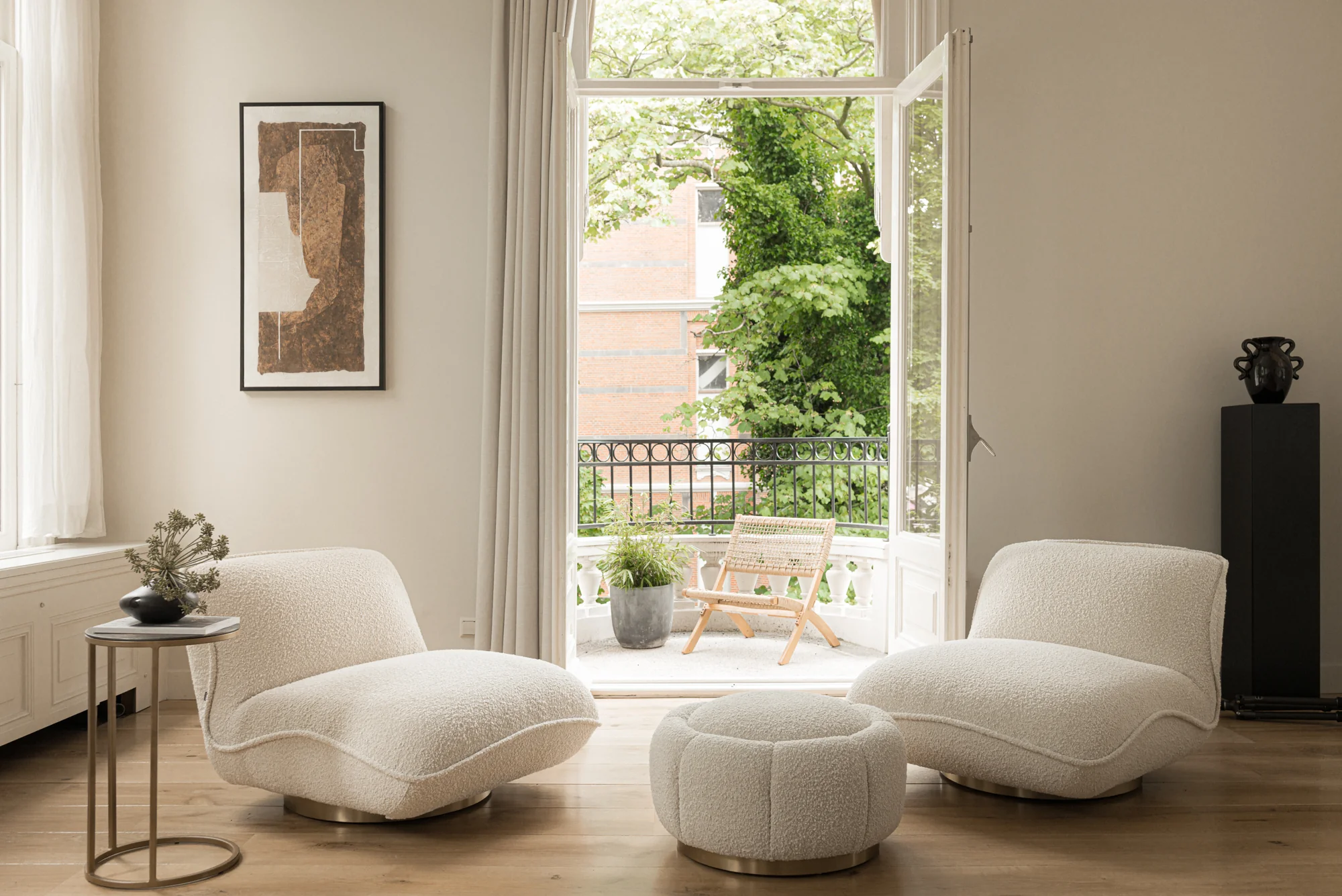 Stijlvol ingericht woongedeelte aan de Weteringschans met moderne zitmeubels en uitzicht op een groen balkon.