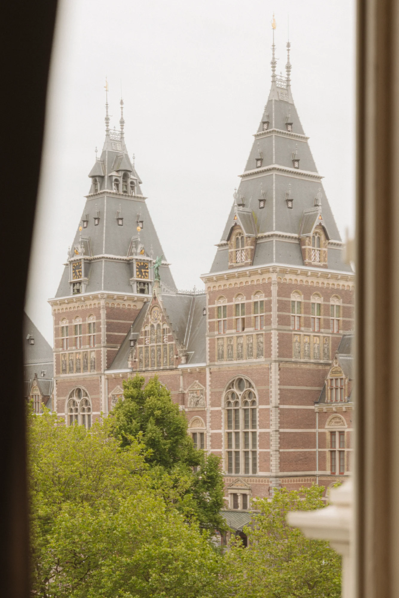 Uitzicht op de torens en gevel van het Rijksmuseum in Amsterdam, gefotografeerd vanaf de Weteringschans.