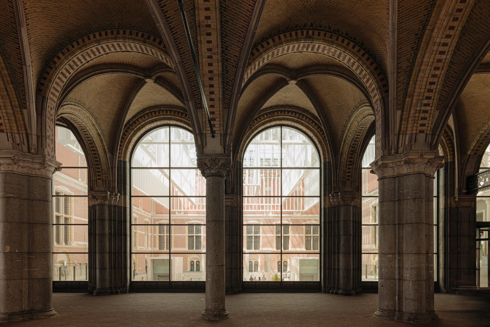 Booggalerij met bakstenen gewelven en grote ramen in het Rijksmuseum aan de Weteringschans in Amsterdam.