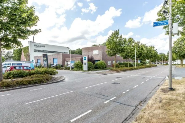 Straatbeeld van de Terminalweg met het Shurgard Self-Storage gebouw en meerdere bedrijfsgebouwen aan de overzijde.
