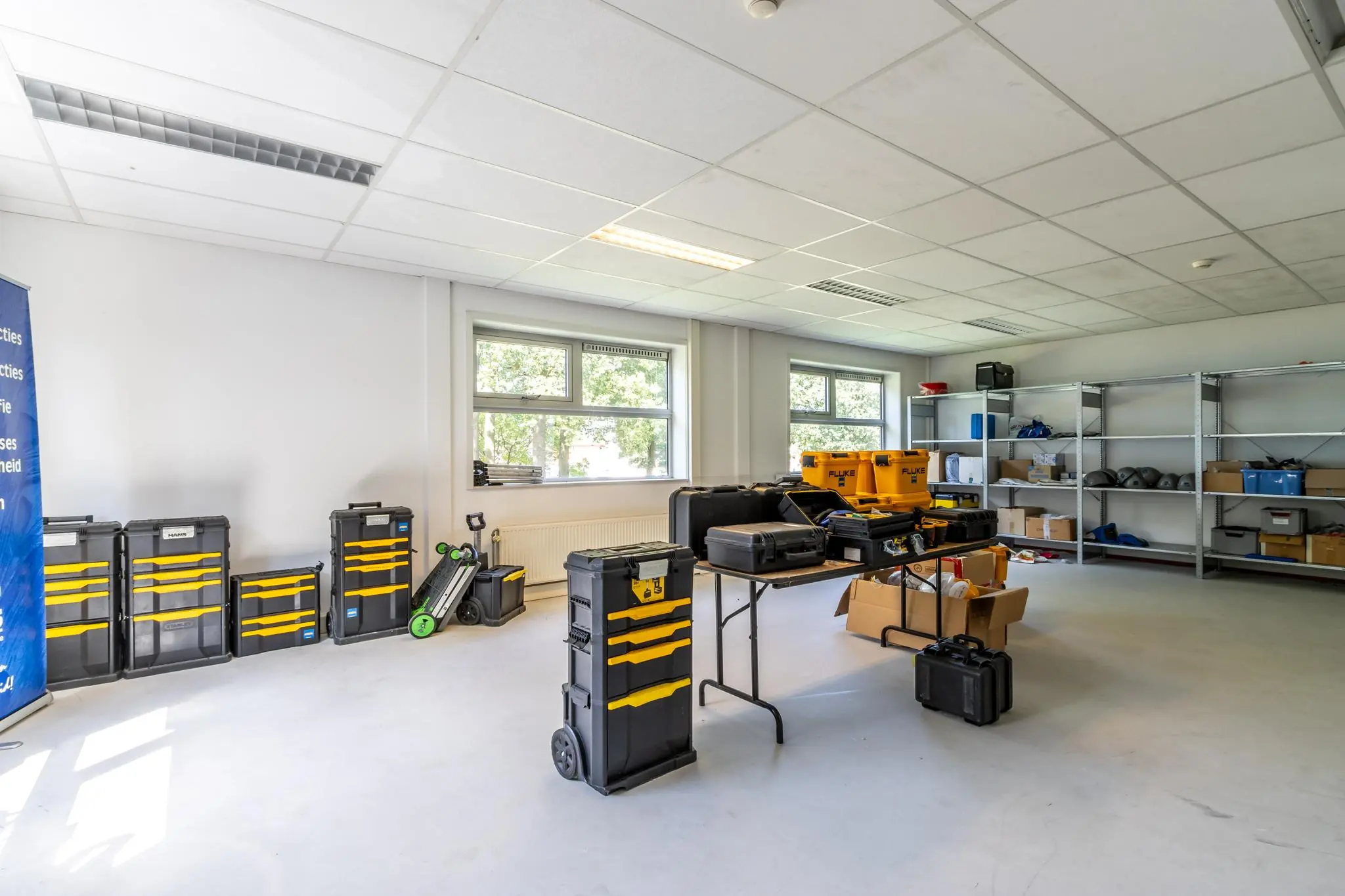 Opberg- en werkruimte aan de Terminalweg met koffers, gereedschap en stellingkasten.