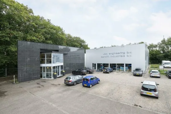 Bedrijfsgebouw aan de Banningstraat met geparkeerde auto's voor de ingangen van ubo engineering b.v. en aerolift industrials b.v.