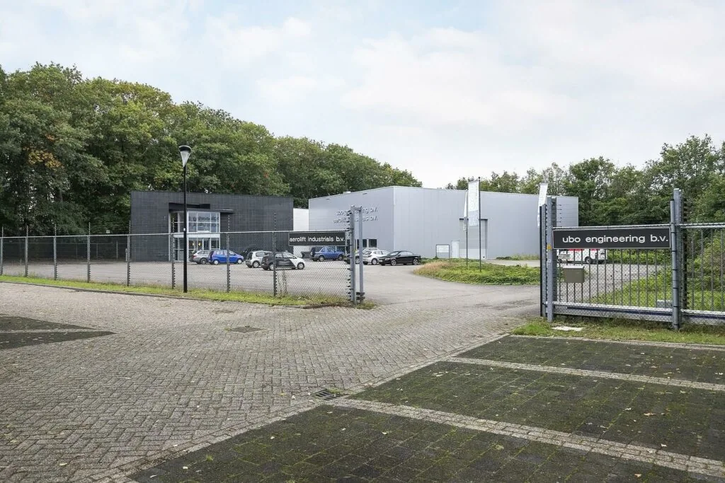 Bedrijventerrein met de panden van UBO Engineering B.V. en Aerolift Industrials B.V. aan de Banningstraat, omgeven door een hek en parkeerplaatsen.