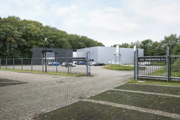 Bedrijventerrein met de panden van UBO Engineering B.V. en Aerolift Industrials B.V. aan de Banningstraat, omgeven door een hek en parkeerplaatsen.