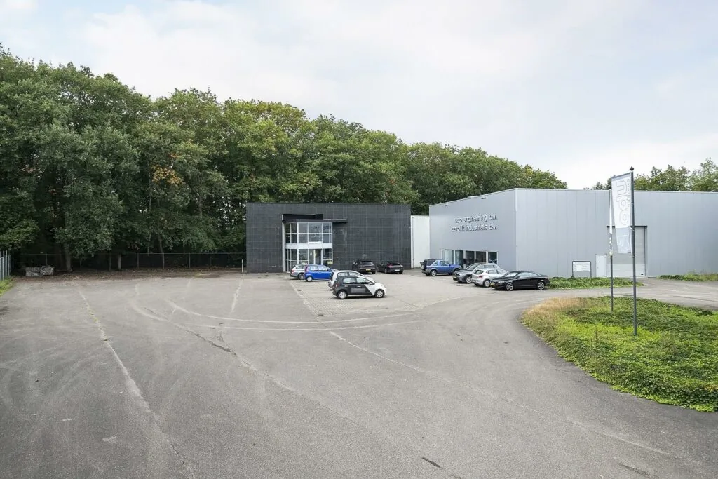 Bedrijfsgebouw van LSO Engineering B.V. en Leoprint Industrial B.V. aan de Banningstraat met parkeerplaats en omliggende bomen.