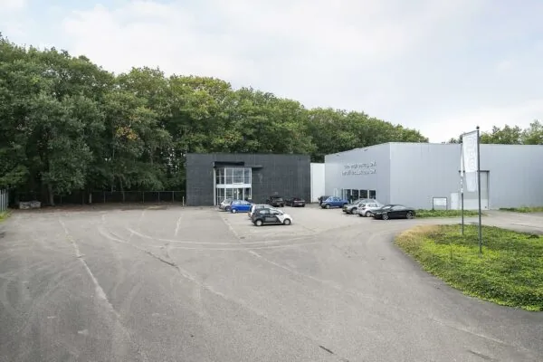 Bedrijfsgebouw van LSO Engineering B.V. en Leoprint Industrial B.V. aan de Banningstraat met parkeerplaats en omliggende bomen.