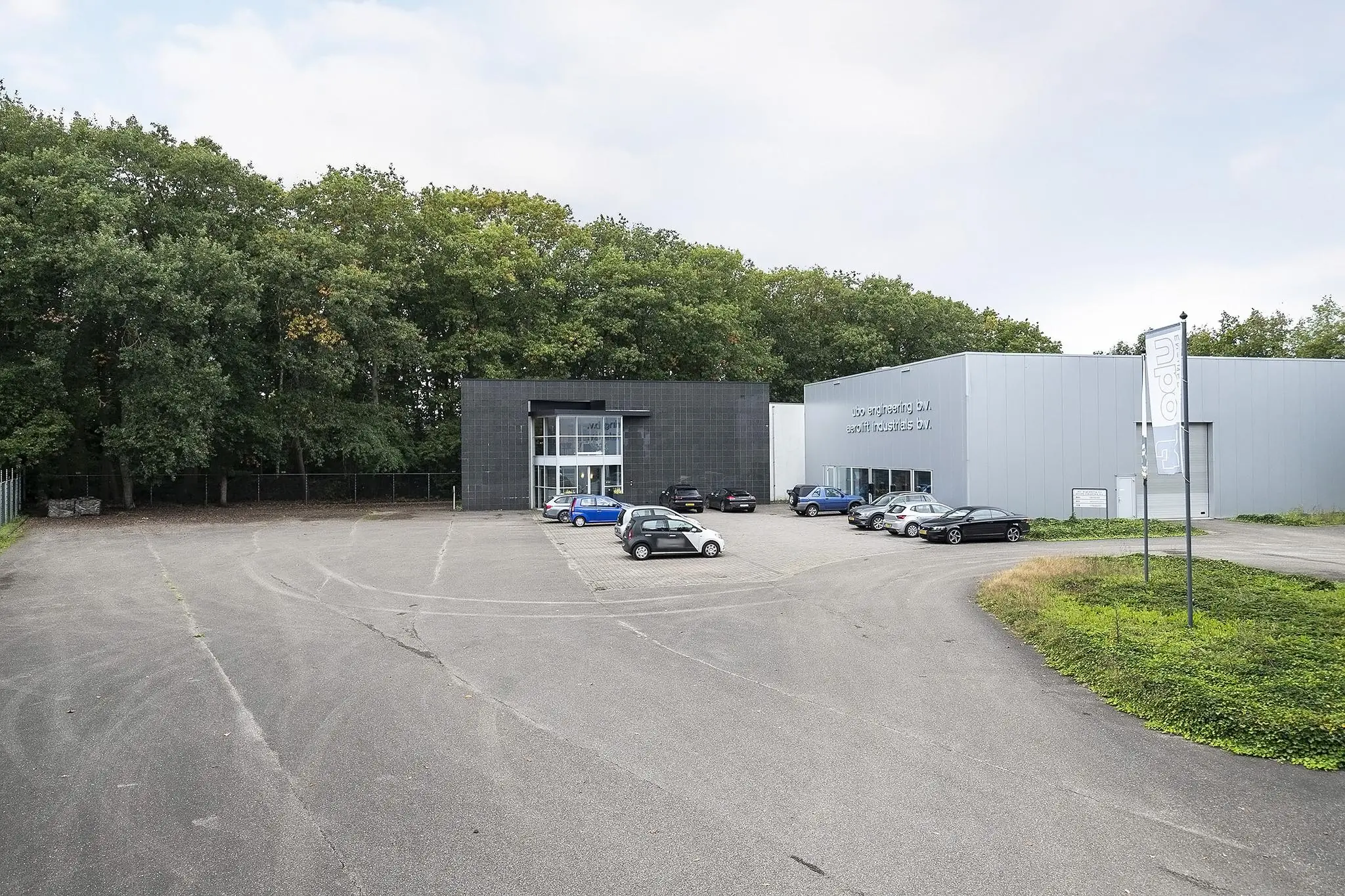 Bedrijfsgebouw van LSO Engineering B.V. en Leoprint Industrial B.V. aan de Banningstraat met parkeerplaats en omliggende bomen.