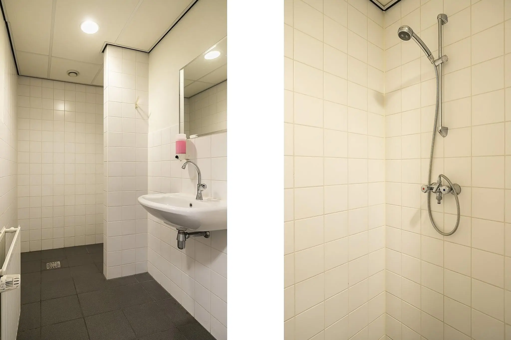 Eenvoudige wit betegelde badkamer aan de Banningstraat met een wastafel, spiegel en inloopdouche.