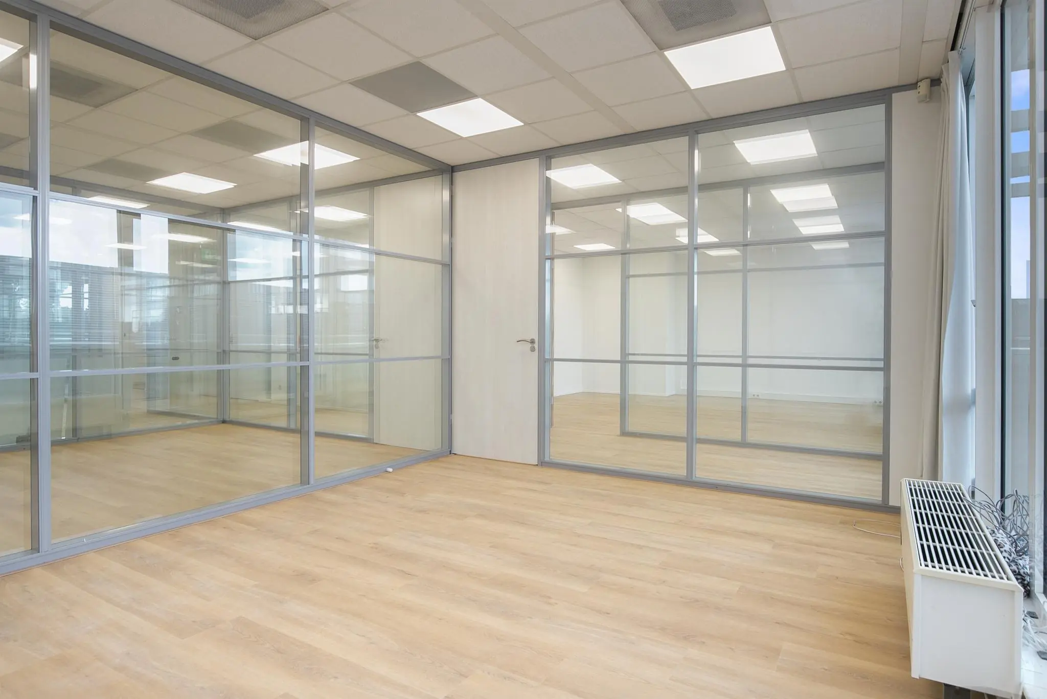 Licht en modern kantoor met glazen wanden aan de Cypresbaan.