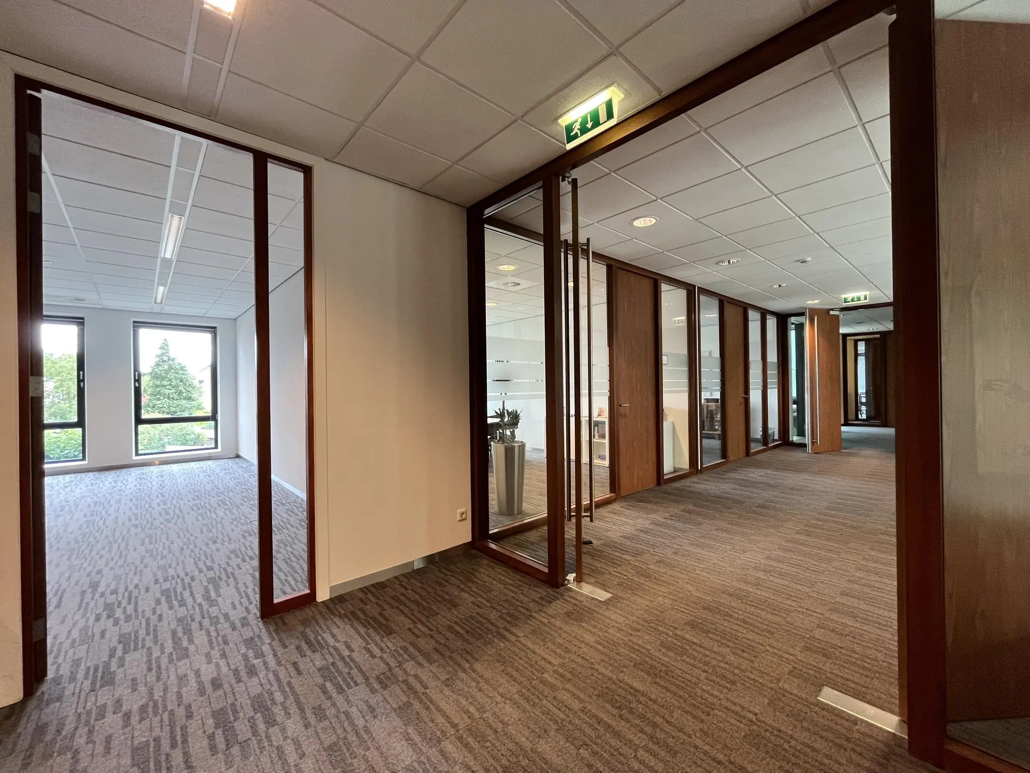 Moderne kantoorruimte aan de Groenekanseweg met glazen wanden en uitzicht op groen.