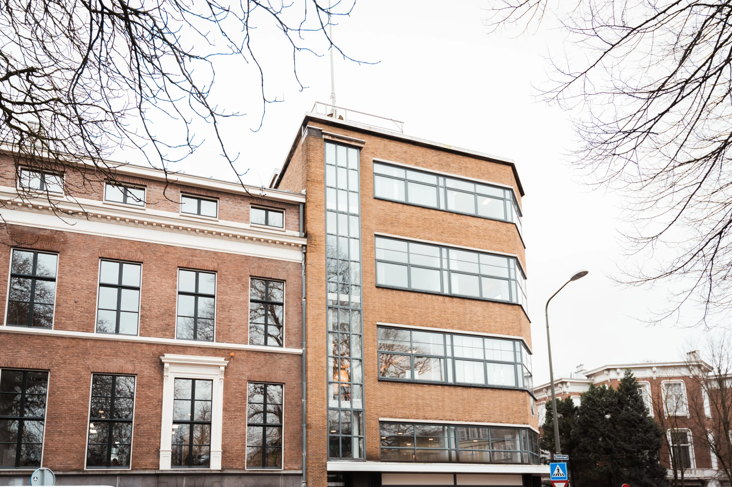 De voorgevel van het Anne Frank Huis in Amsterdam met moderne en historische bouwdelen.