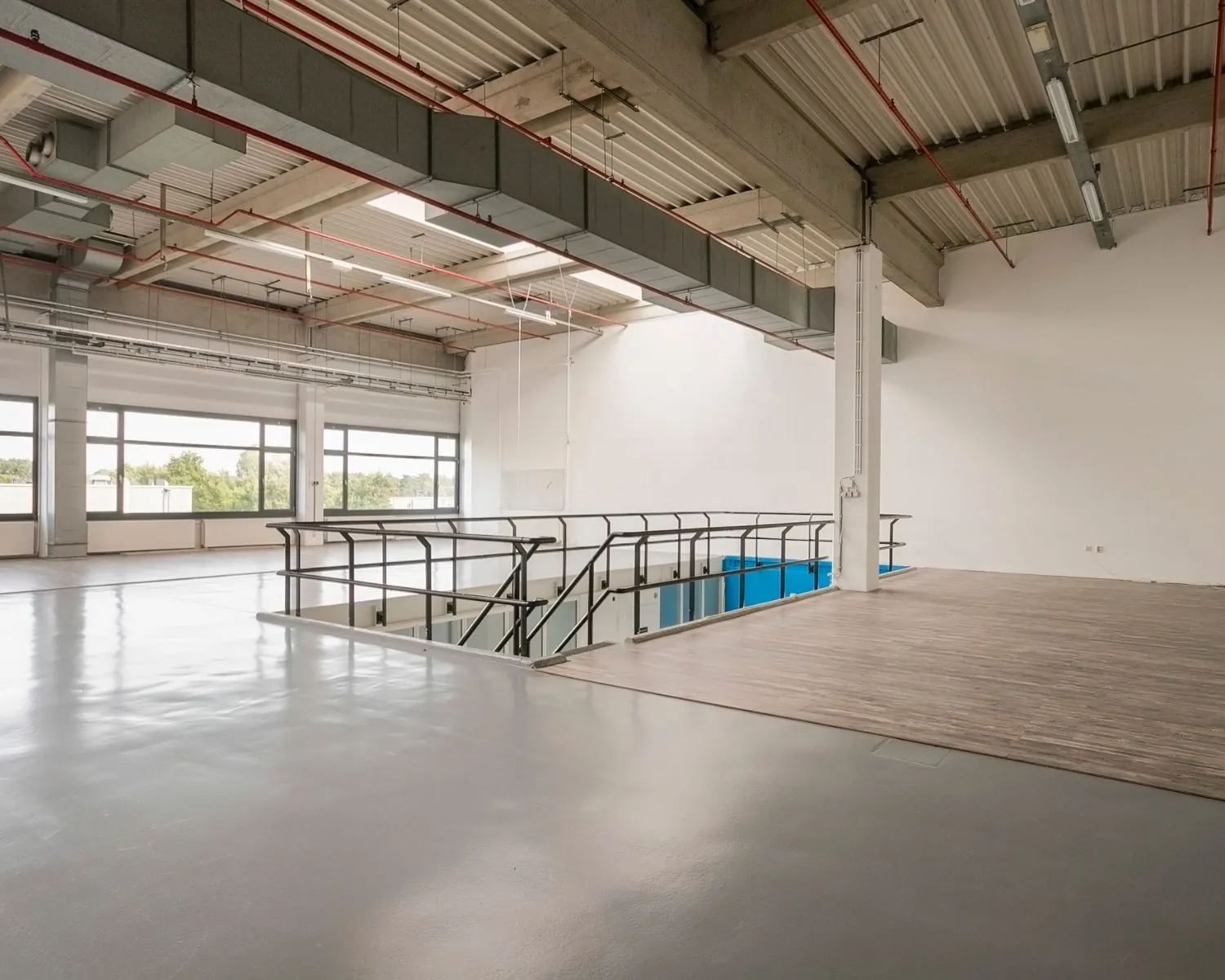 Moderne, lichte kantoorruimte met grote ramen en industriële details aan de Bolderweg 2 in Almere.