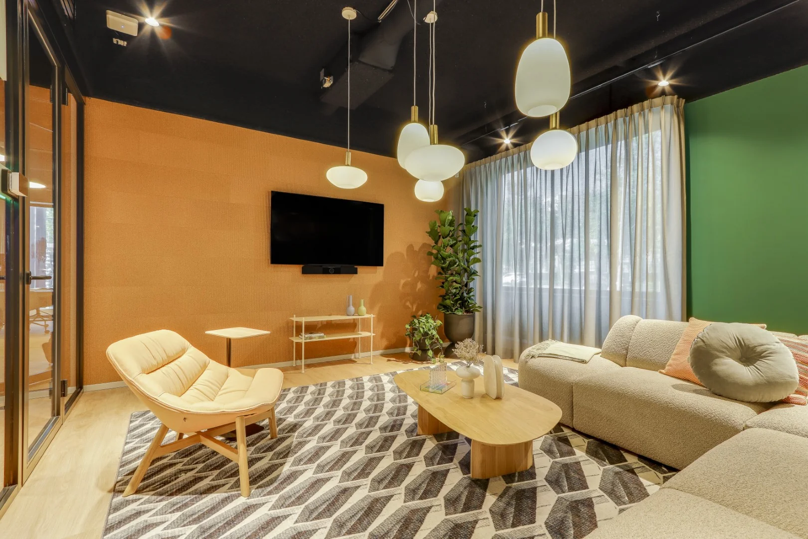 Moderne en sfeervolle woonkamer in Sloterdijk-Hybrid 5 met warme tinten, comfortabele meubels en eigentijdse verlichting.