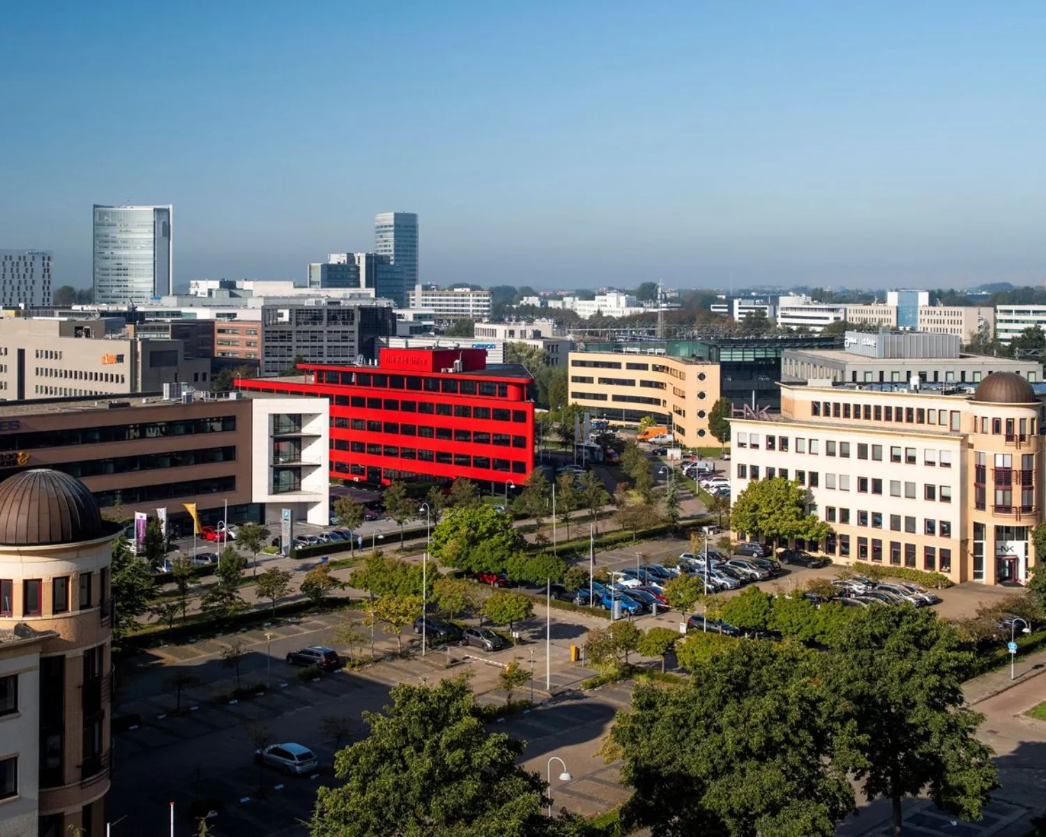 Luchtfoto van moderne kantoorruimtes aan de Wegalaan 35 in Hoofddorp, met het opvallende rode kantoorgebouw in het midden.