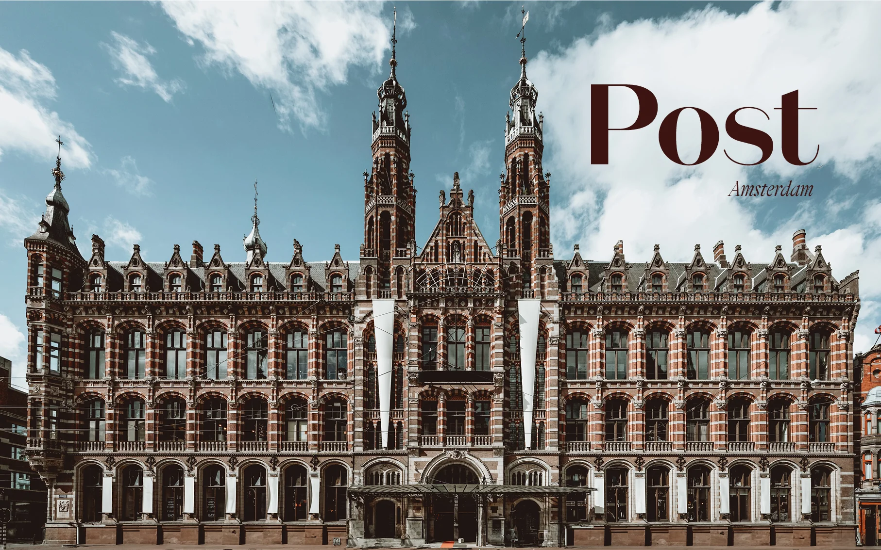 Vooraanzicht van het imposante, historische pand van het voormalige hoofdpostkantoor aan de Nieuwezijds Voorburgwal in Amsterdam.