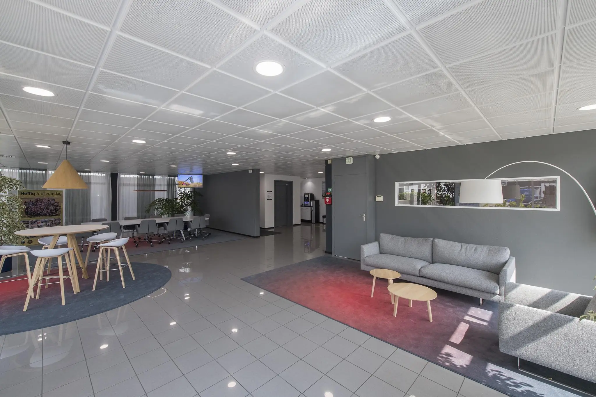 Moderne, open kantoorlobby van Witboom met zitgedeelte, vergadertafel en strakke inrichting.