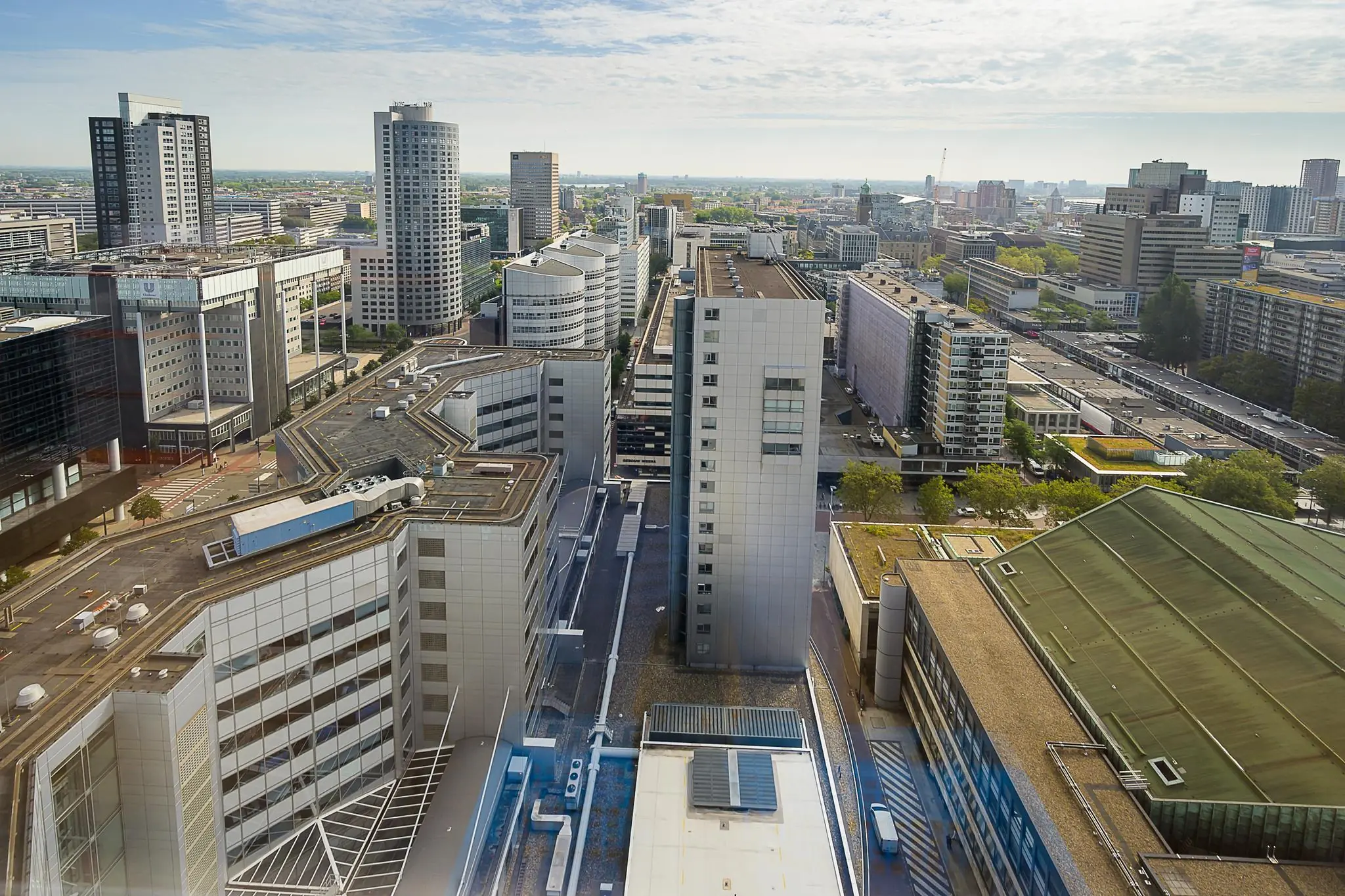 Luchtfoto van het Weena in Rotterdam met moderne kantoorgebouwen en hoge flats.