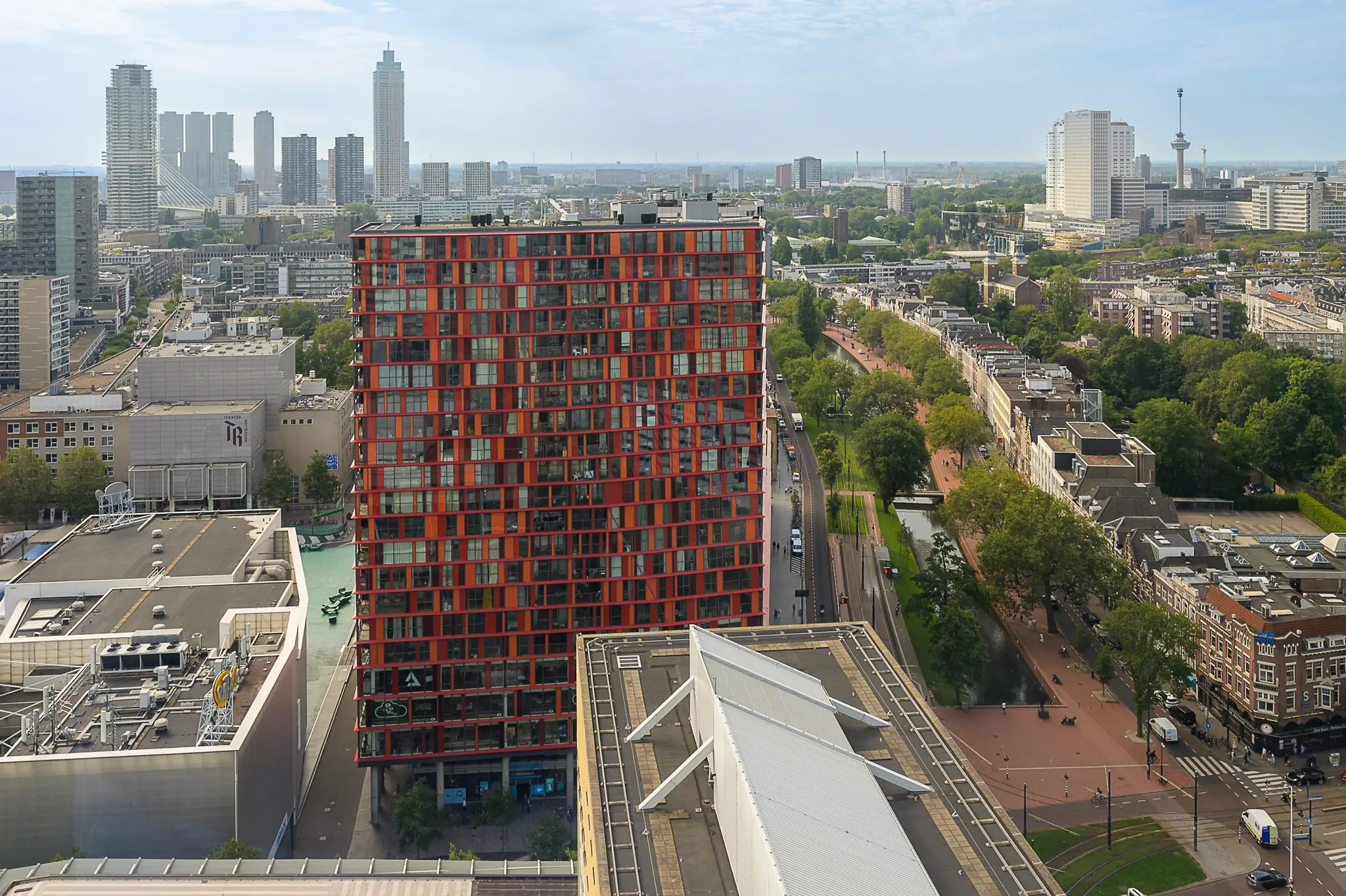 Uitzicht op de kleurrijke woontoren Weenahof in Rotterdam met omliggende stadsarchitectuur en skyline.