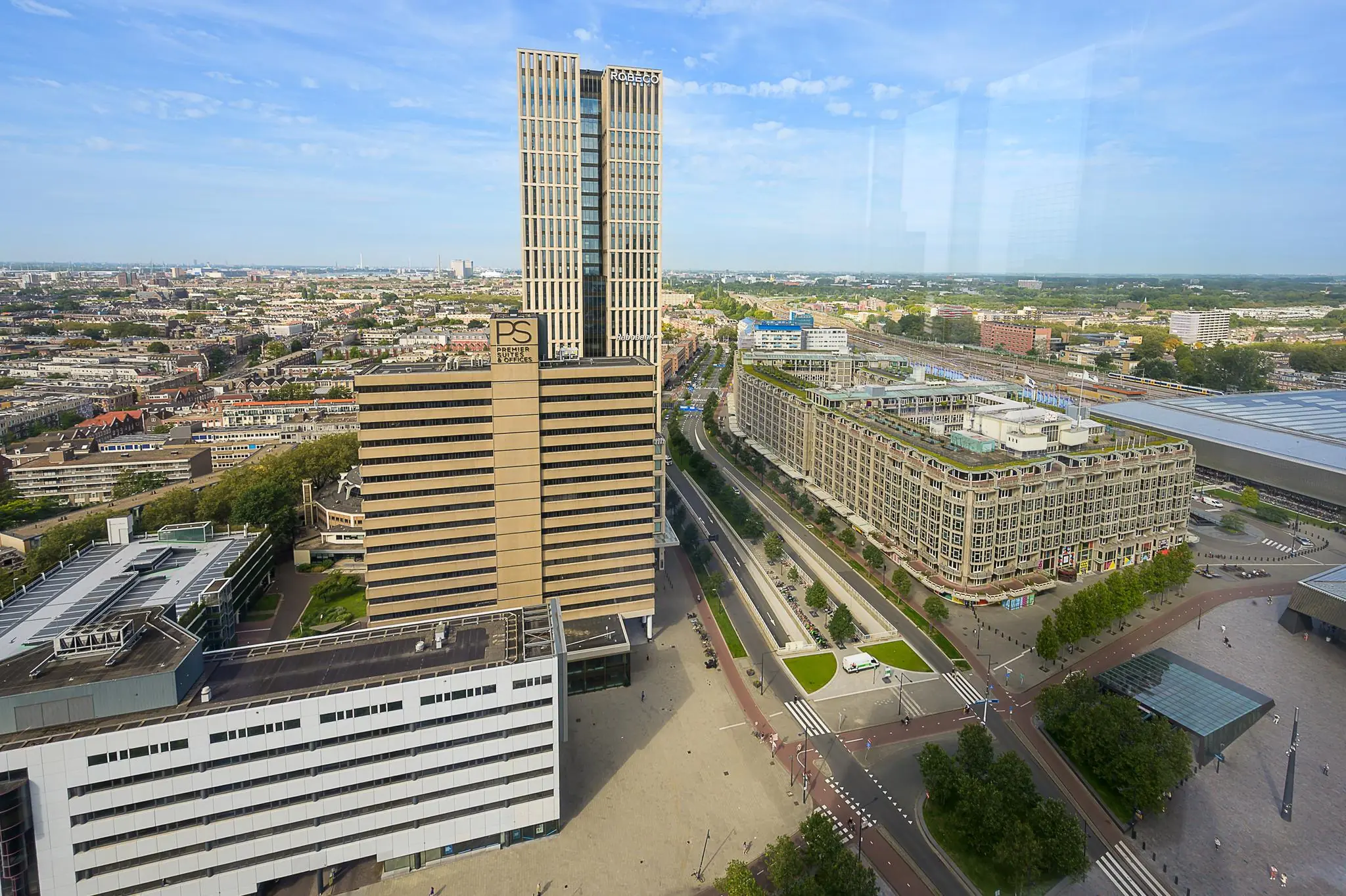 Luchtfoto van de Weena in Rotterdam met het kantoorgebouw First Rotterdam en het Groothandelsgebouw naast het Centraal Station.