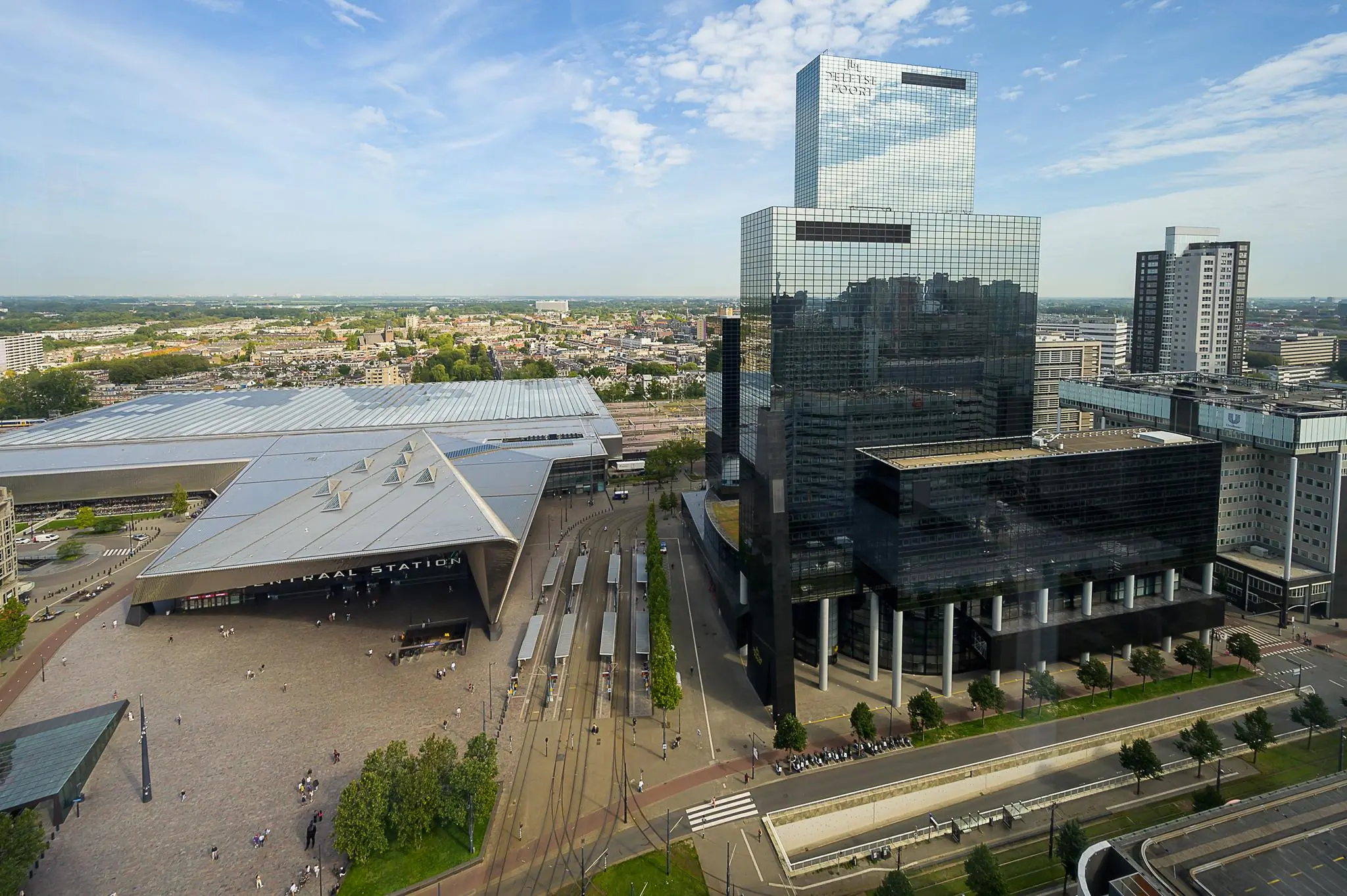 Luchtfoto van Rotterdam Centraal Station en de moderne kantoorgebouwen aan het Weena.