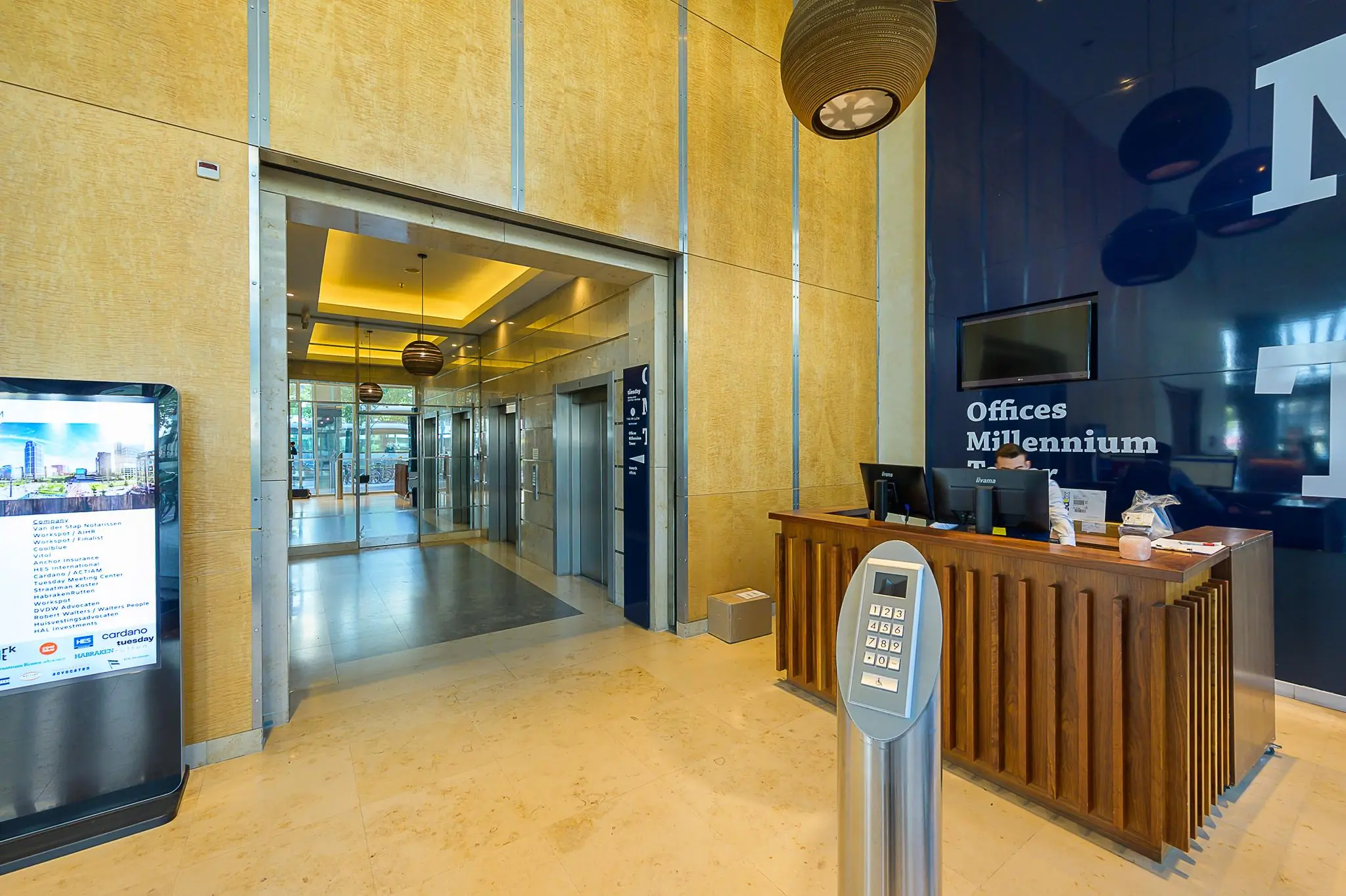 Receptiebalie en liftgedeelte in de centrale hal van het kantoorgebouw Millennium Tower aan het Weena.