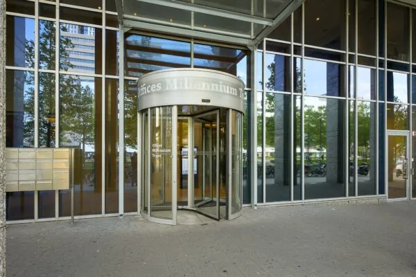 Ingang met draaideur van de Offices Millennium Tower aan het Weena in Rotterdam.
