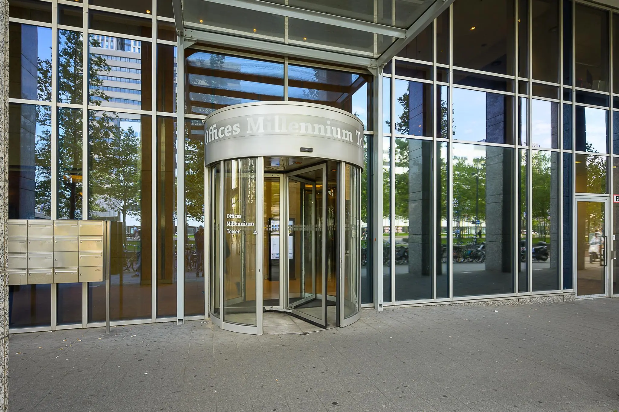 Ingang met draaideur van de Offices Millennium Tower aan het Weena in Rotterdam.