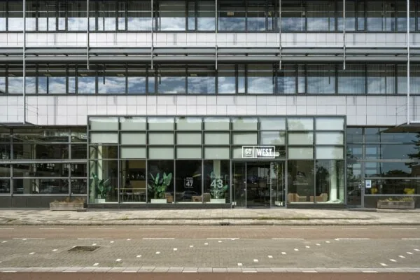 Voorgevel van kantoorgebouw "GO WEST" aan de Kabelweg 43 in Amsterdam.
