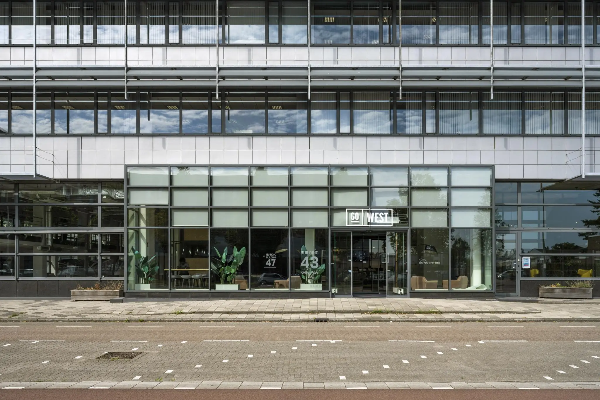 Voorgevel van kantoorgebouw "GO WEST" aan de Kabelweg 43 in Amsterdam.