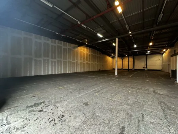 Leegstaand industrieel magazijn met betonnen vloer aan de Locomotiefstraat.