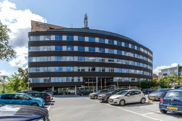 Kantoorgebouw aan de Euclideslaan met geparkeerde auto's op de voorgrond.