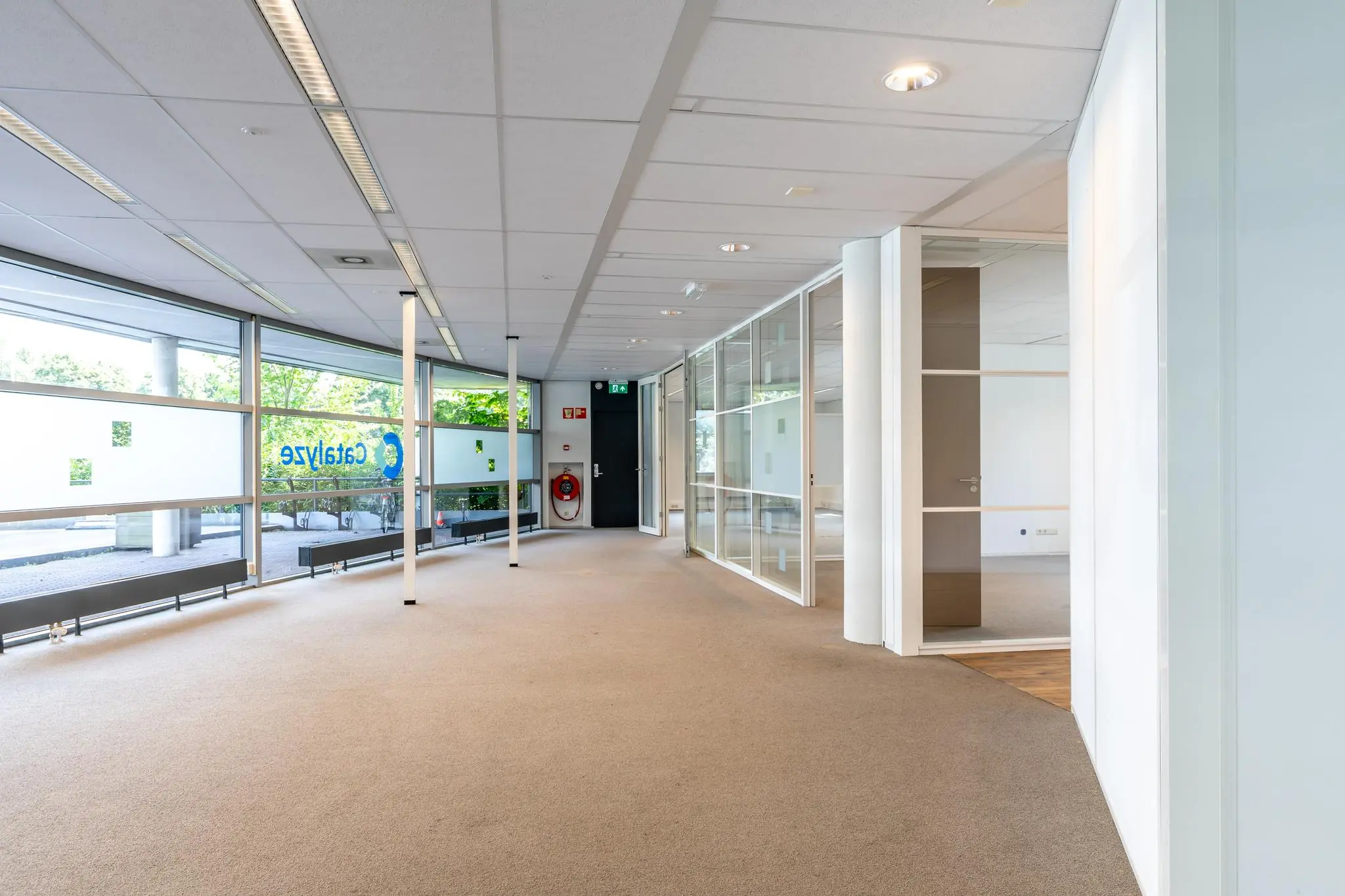 Lichte en ruime kantoorruimte aan de Euclideslaan met glazen wanden en grote ramen.