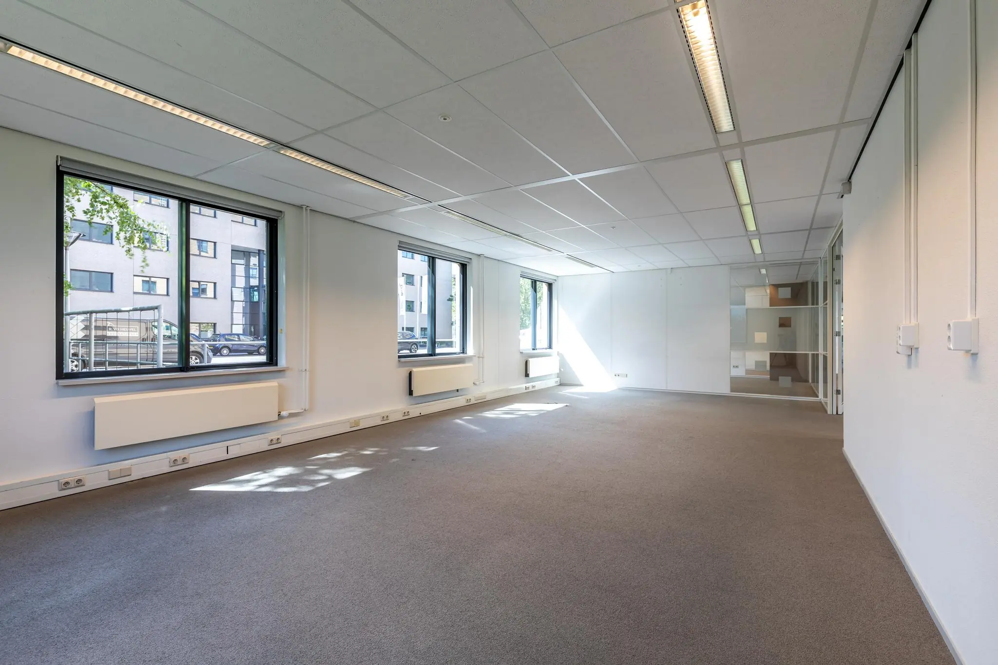 Licht en modern kantoorpand aan de Euclideslaan met grote ramen en een neutrale afwerking.