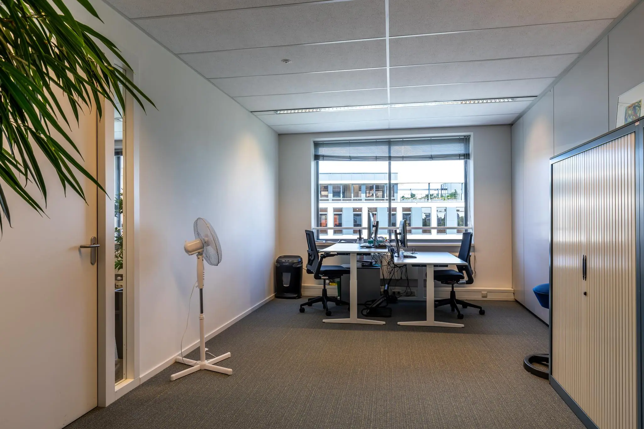 Modern kantoor met twee werkplekken bij het raam aan de Euclideslaan.