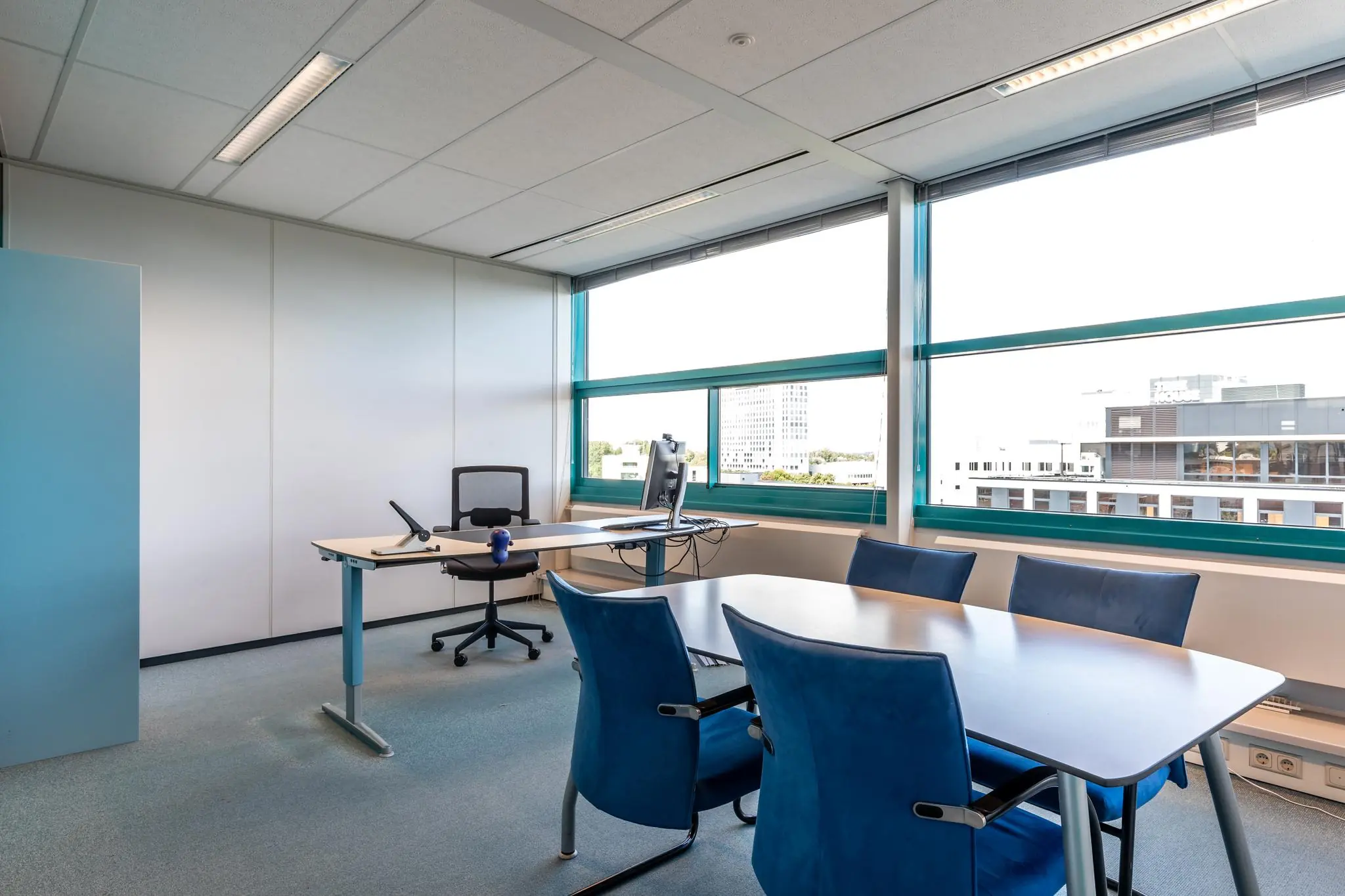 Modern ingericht kantoor met vergadertafel en uitzicht op de Euclideslaan in Utrecht.
