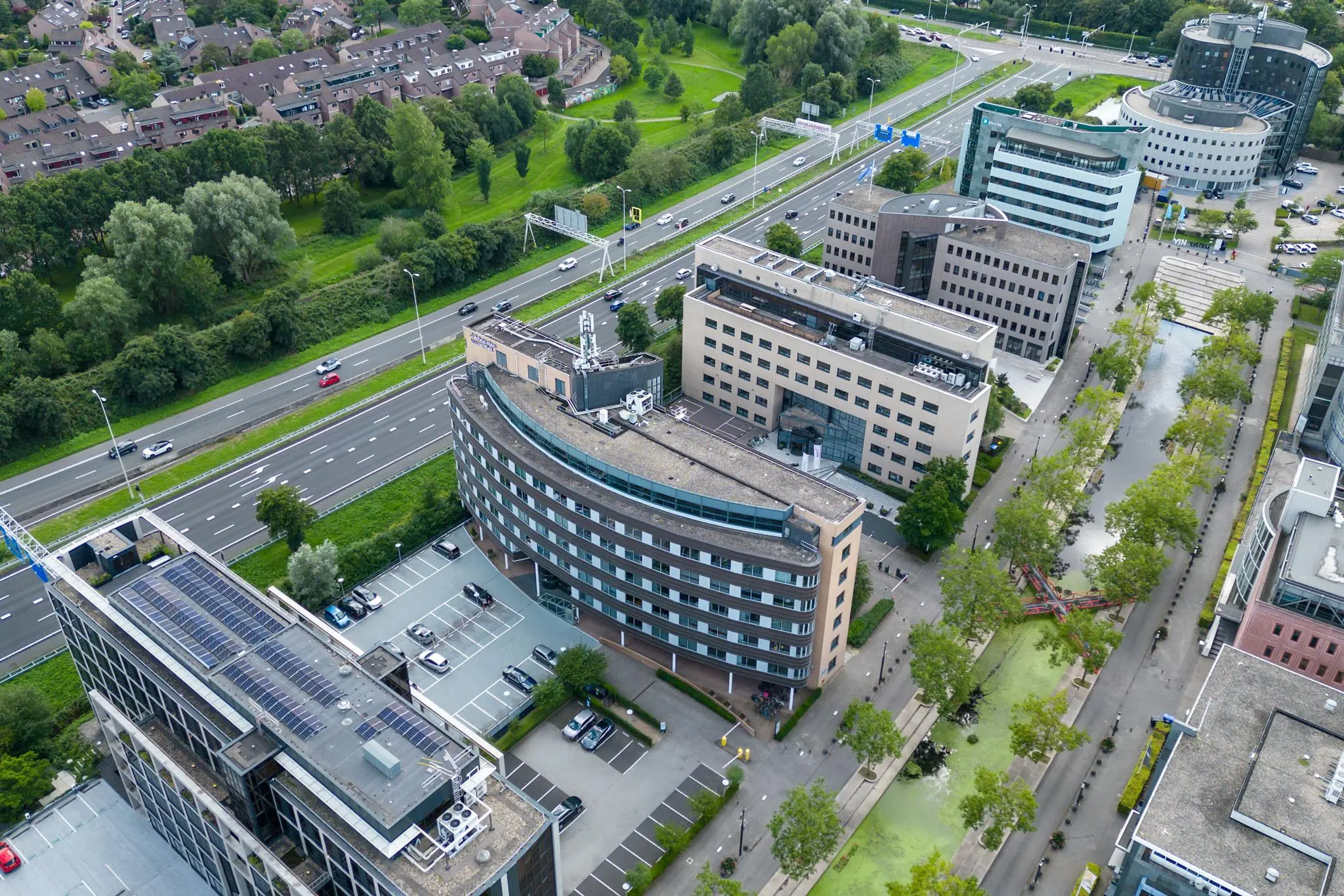 Luchtfoto van kantorenpark aan de Euclideslaan in Utrecht, met zicht op moderne gebouwen, snelweg en groenstroken.