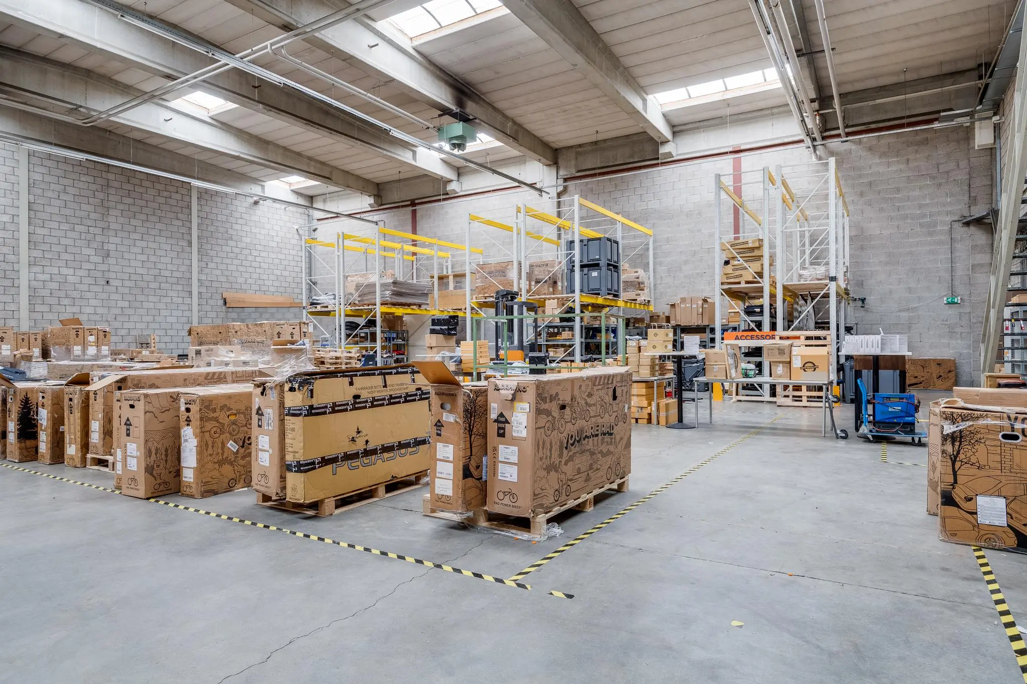 Opslagruimte in een groot magazijn met kartonnen dozen en stellingen aan de Zonnebaan.