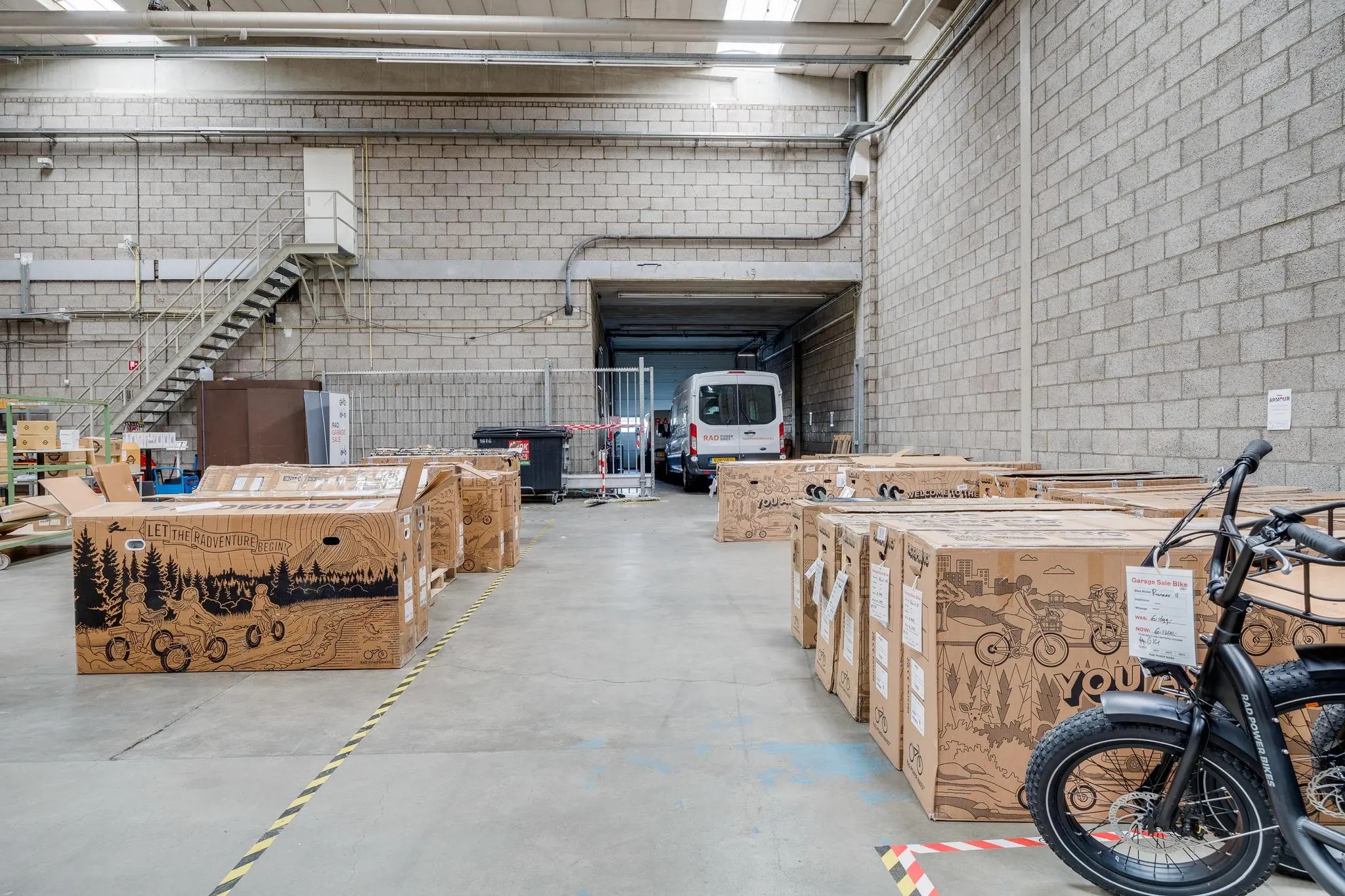 Dozen met elektrische fietsen van Rad Power Bikes staan klaar voor verzending in een magazijn aan de Zonnebaan.