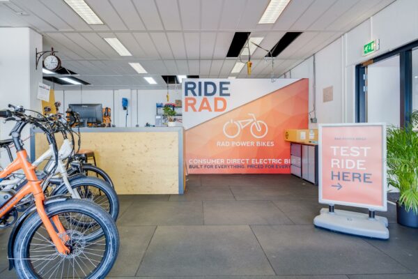Showroom van Rad Power Bikes met elektrische fietsen en een aanmeldpunt voor testritten.
